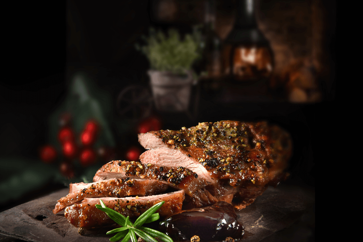 Zarte Lammschulter, perfekt gebraten, in Scheiben geschnitten, serviert mit einer aromatischen Sauce und frischem Rosmarin.