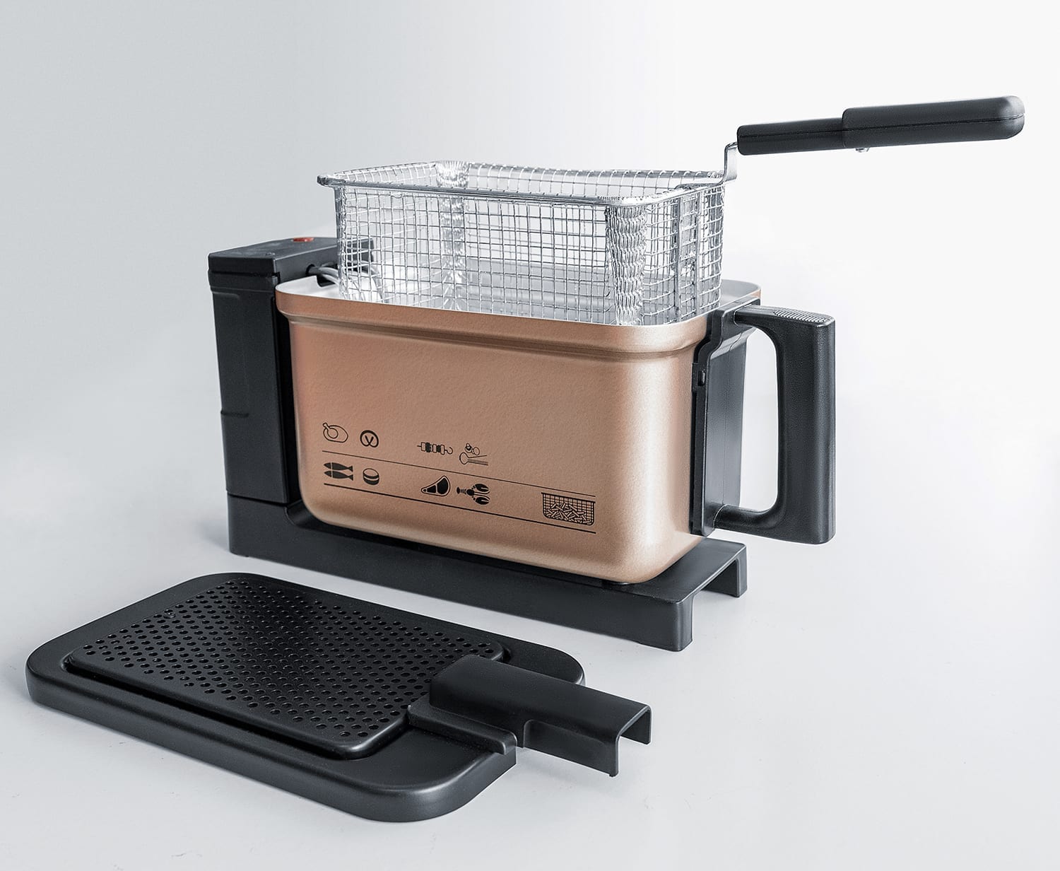 STE Fritteuse mit einem goldfarbenen Gehäuse und einem herausnehmbaren Frittierkorb aus Metall. Enthält eine Ablage.