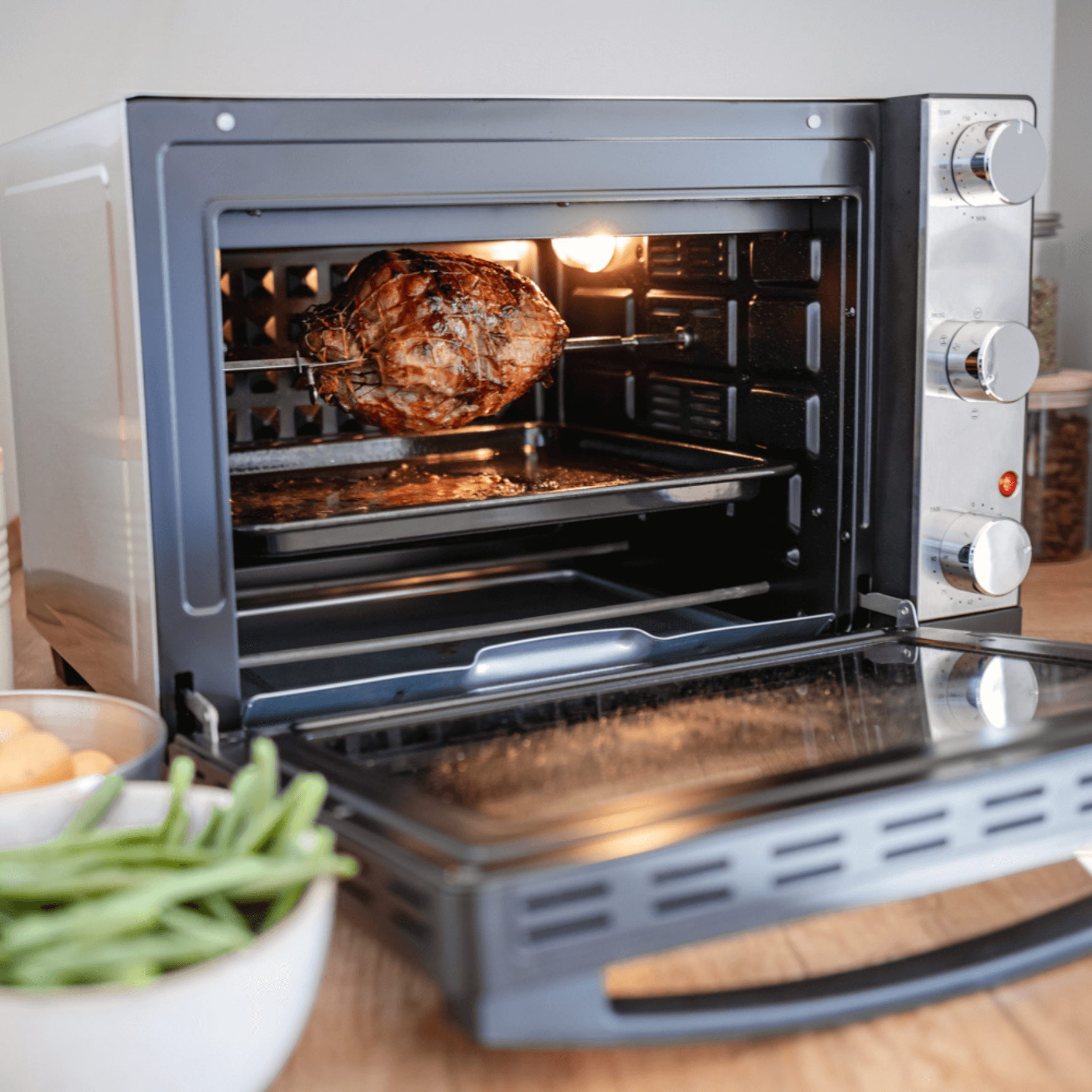 Grillbackofen von Steba mit rotierender Spießfunktion, beleuchtetem Innenraum und zwei Einschüben für flexibles Kochen.