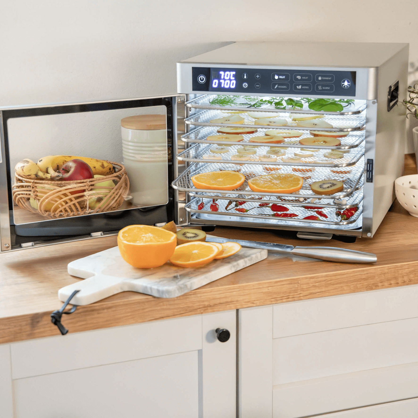 Dörrautomat von Steba mit digitalem Display, mehreren Einschüben für getrocknete Früchte und Gemüse, auf Holzarbeitsplatte.